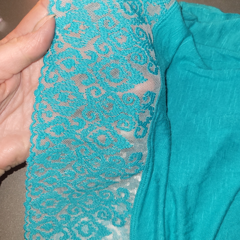 💲5/25💲 2 TANK TOPS - Picture 2 of 3